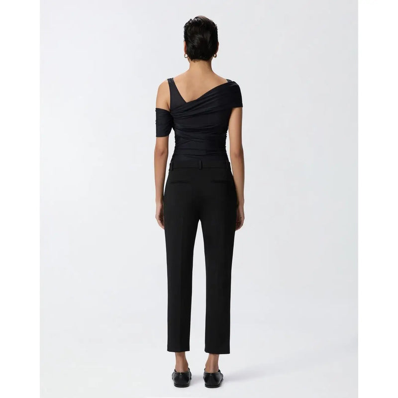 Robe noire à épaules dénudées et froncée top associé à pinko Pantalon slim noir en viscose pour femme, idéal pour le printemps et l'été