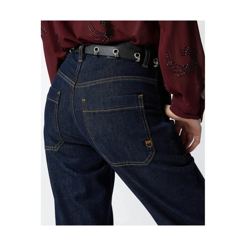 verso de pinko Jean en denim stretch bleu foncé pour femme, avec surpiqûres jaunes et logo doré sur la poche