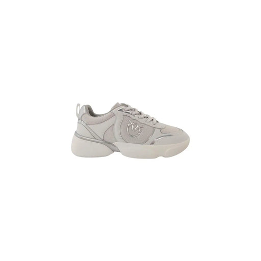 Pinko Baskets blanches en cuir pour femme, à enfiler, avec une semelle épaisse gris clair et un logo métallique discret sur le côté.