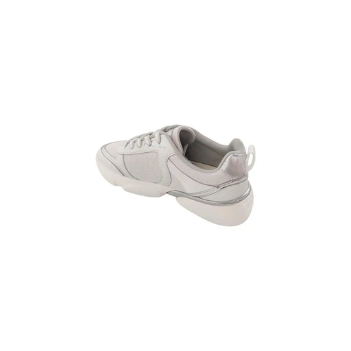 Pinko Baskets blanches en cuir pour femme, à enfiler, avec un motif gris clair, une semelle blanche épaisse et de subtils détails argentés métallisés.