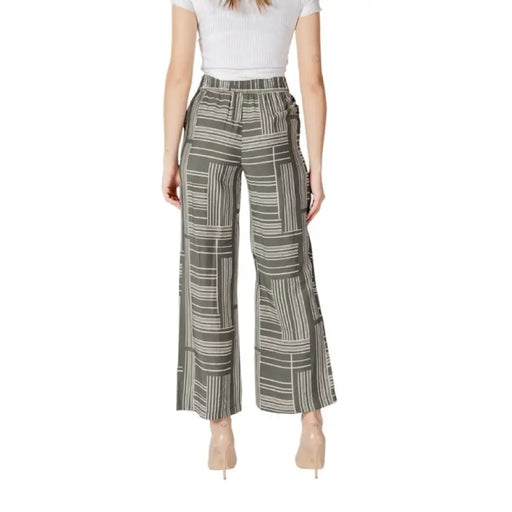 Printed wide-leg pants for women featuring vibrant patterns and stylish design