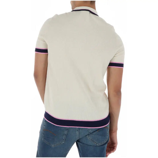 Polo homme beige à manches courtes en maille côtelée de coton, orné d'un motif lapin psycho crème et de finitions bleu marine et rose.
