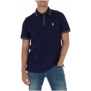 Polo homme bleu marine à manches courtes en coton avec bordure rayée rose et blanche et logo lapin brodé.