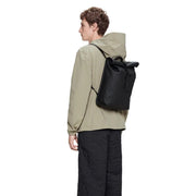 Sac à dos homme Black Rains mini avec enrouleur top, Design minimaliste et élégant, poches zippées, tissu résistant, dimensions : 10 x 40 x 10 cm