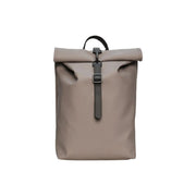 Sac à dos homme mini Taupe Rains, corps en tissu mat et bretelles en cuir gris foncé, dimensions : 10 x 40 x 10 cm, poches zippées noires.
