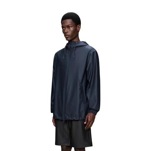 Veste blazer imperméable à capuche bleu marine pour homme, en polyester, au design minimaliste et avec tirettes de fermeture éclair réfléchissantes.