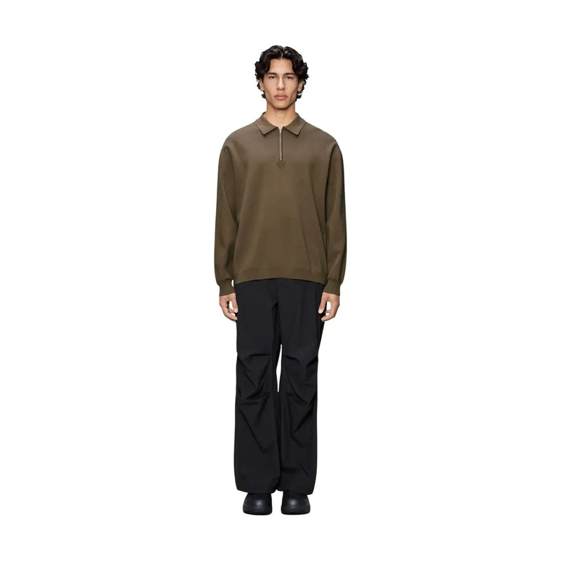 Polo Rains pour homme, coupe ajustée, vert olive, col zippé à mi-hauteur et poignets côtelés, vue de face