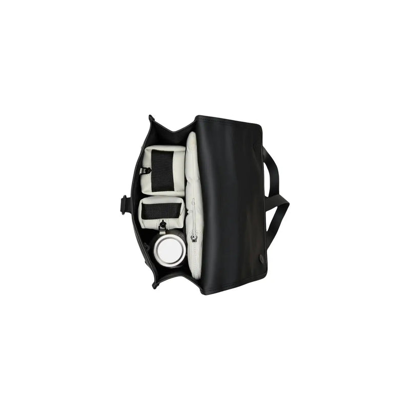 Sac photo en cuir noir imperméable, mini sac à dos unisexe avec compartiments organisés, inserts rembourrés blancs et cache-objectif circulaire.