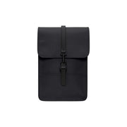 Sac à dos mini unisexe Rains en matière imperméable noire avec une élégante finition mate et une fermeture à rabat simple