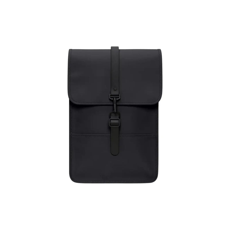 Sac à dos mini unisexe Rains en matière imperméable noire avec une élégante finition mate et une fermeture à rabat simple