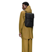 Sac à dos unisexe mini noir minimaliste imperméable, avec fermeture à rabat rectangulaire élégante et matériau imperméable