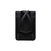 Sac à dos unisexe Rains mini noir imperméable avec tissu mat élégant et bretelles réglables, vu de dos
