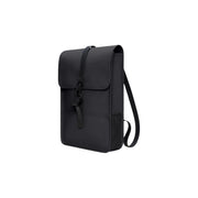 Sac à dos unisexe Rains mini noir avec une élégante finition mate et une bandoulière réglable, vu de dos