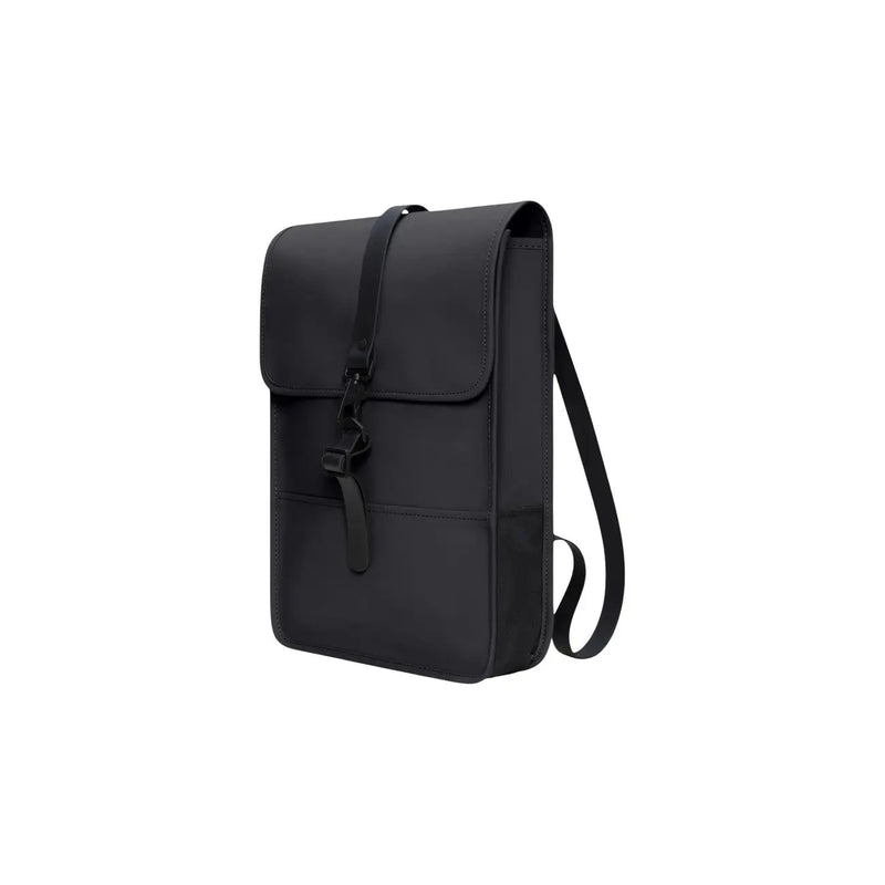 Sac à dos unisexe Rains mini noir avec une élégante finition mate et une bandoulière réglable, vu de dos