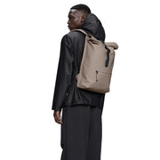 Sac à dos unisexe beige imperméable à fermeture enroulable avec détails noirs et design minimaliste en polyester gris L12 x H48 x P12 cm