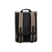 Sac à dos minimaliste beige avec panneau dorsal en maille noire et bretelles réglables, issu de la collection unisexe en polyester gris de Rains