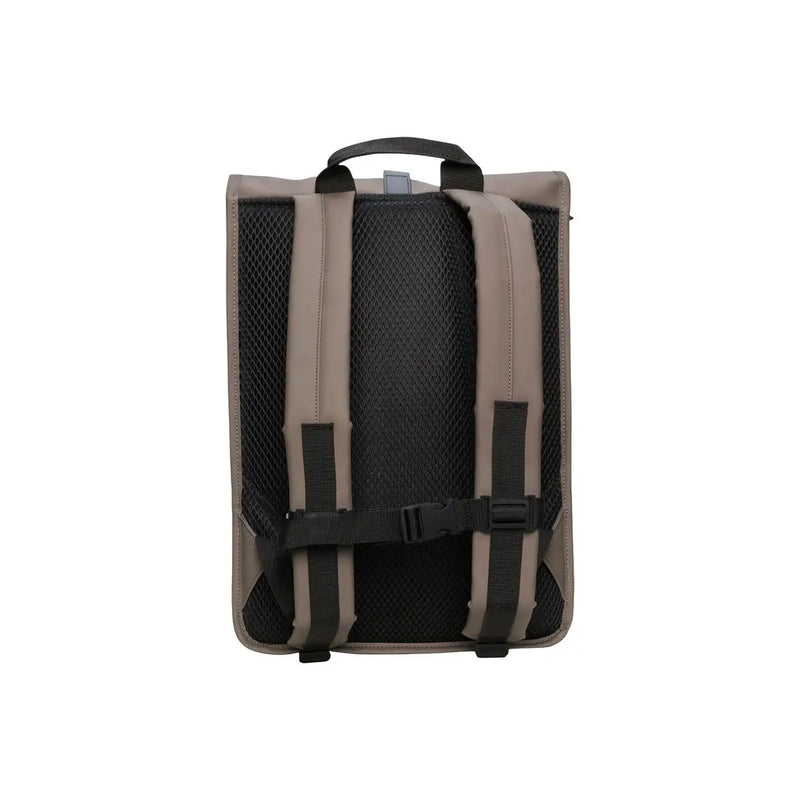 Sac à dos minimaliste beige avec panneau dorsal en maille noire et bretelles réglables, issu de la collection unisexe en polyester gris de Rains