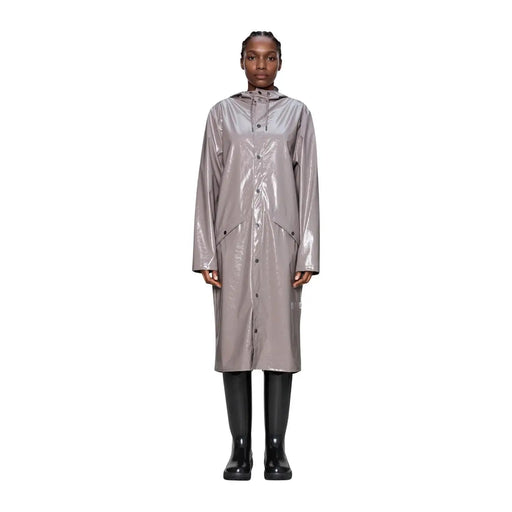 Un imperméable élégant en polyester gris métallisé, à la finition brillante et à fermeture boutonnée sur le devant, issu de la collection Rains Femme Lilas.