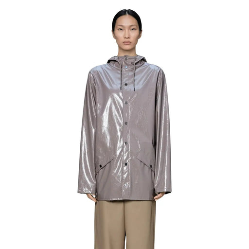 Un blazer à capuche élégant en polyester gris métallisé pour femme, avec une finition brillante et des boutons noirs.