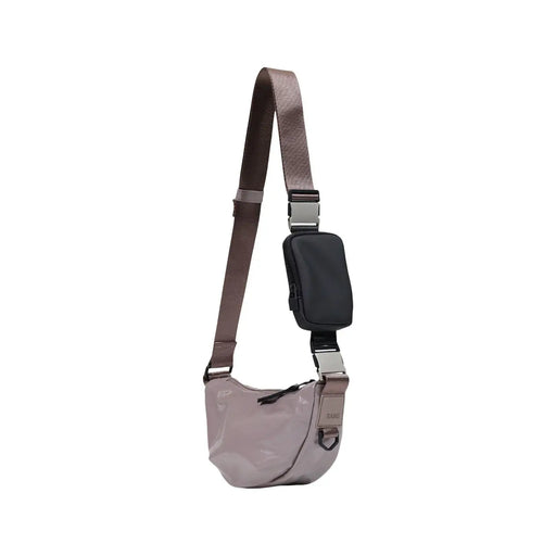 Sac bandoulière Rains pour femme, violet, en polyester lavande translucide élégant, avec bandoulière marron et poche zippée noire.