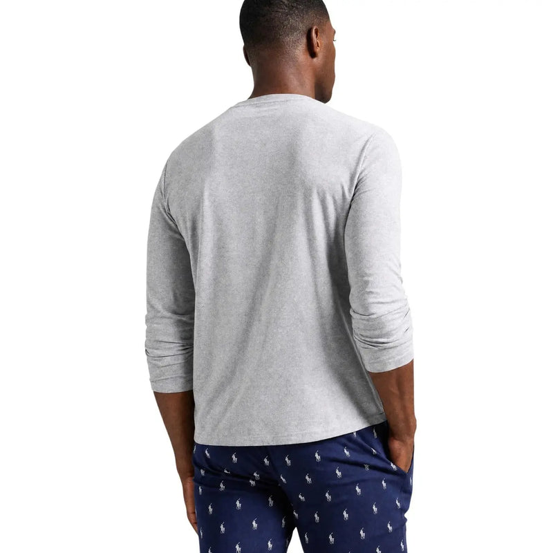 Un pyjama à manches longues et col rond en coton gris chiné top par Ralph Lauren, avec une texture subtile portée par un mannequin
