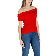 Pull côtelé rouge vif à épaules dénudées top avec un décolleté asymétrique drapé