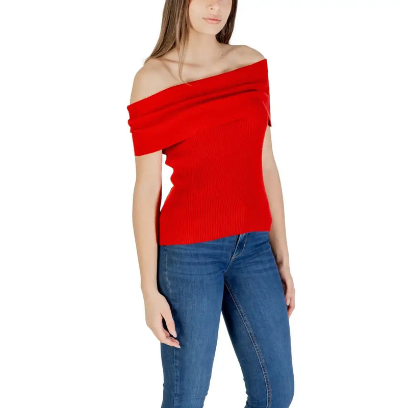 Pull côtelé rouge vif à épaules dénudées top avec un décolleté asymétrique drapé