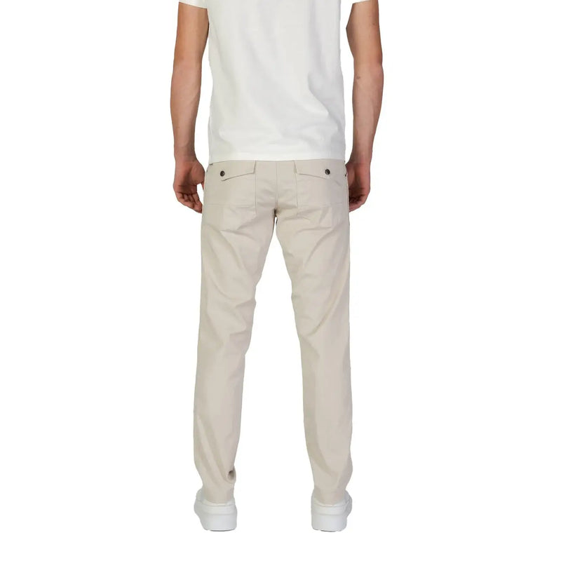 Pantalon chino beige en coton de la marque Refrigiwear, coupe ajustée et coutures discrètes, idéal pour l'automne-hiver.