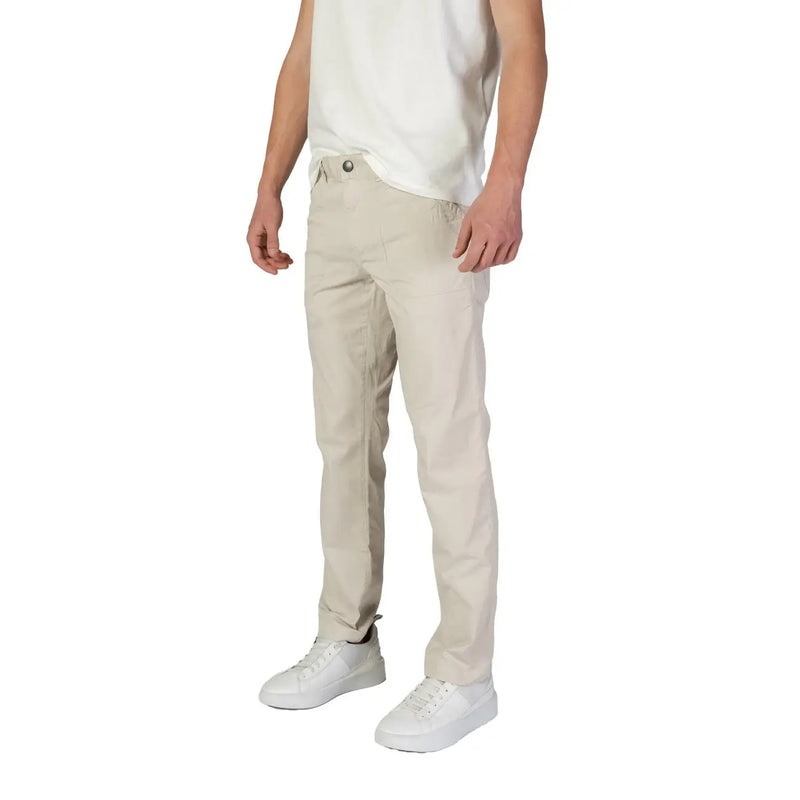 Pantalon chino beige slim fit en coton, orné de surpiqûres discrètes, issu de la collection automne-hiver homme de Refrigiwear.