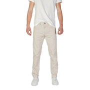 Pantalon chino en coton beige, à la coupe droite épurée et aux détails de couture discrets, idéal pour l'automne et l'hiver.