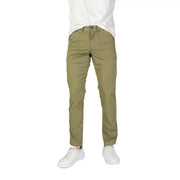 Pantalon chino kaki slim fit avec fermeture classique à bouton et zip, en coton stretch de la marque Refrigiwear. Pantalon en coton stretch vert pour homme.