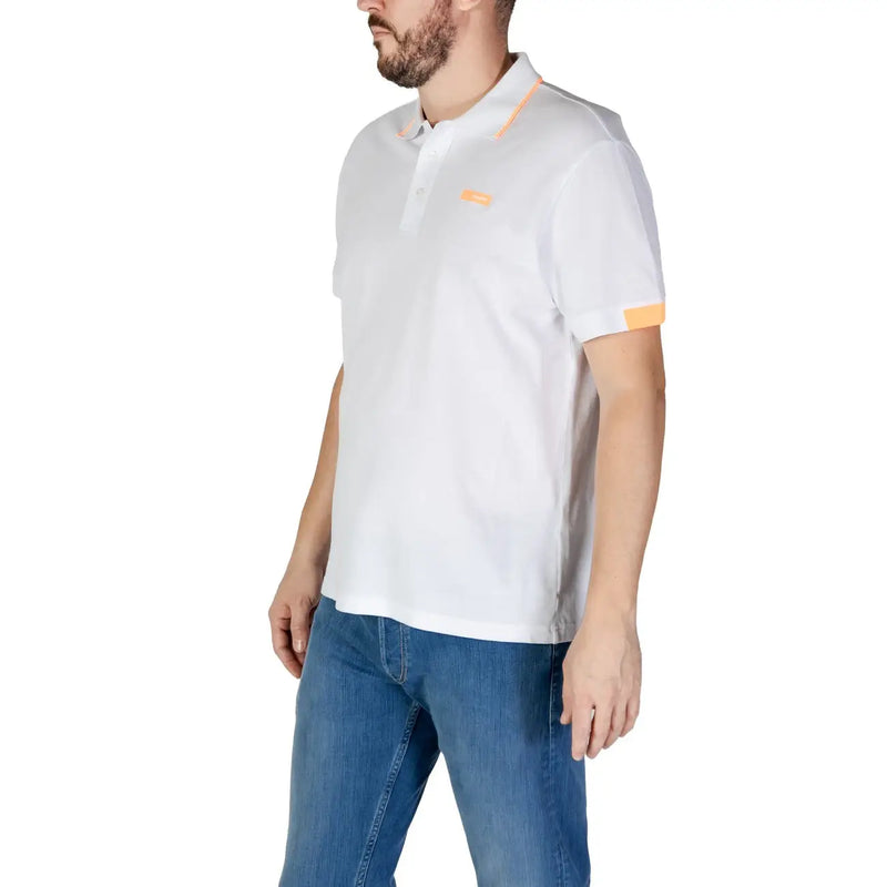 Polo Refrigiwear blanc pour homme, col et finitions orange aux manches, logo sur la poitrine, vue de face