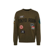 Pull en coton Replay pour homme, vert olive, orné de plusieurs écussons, dont celui de Tokyo Room (vue de face).