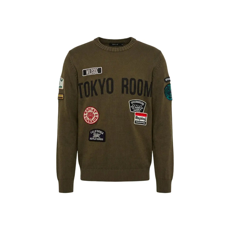 Pull en coton Replay pour homme, vert olive, orné de plusieurs écussons, dont celui de Tokyo Room (vue de face).