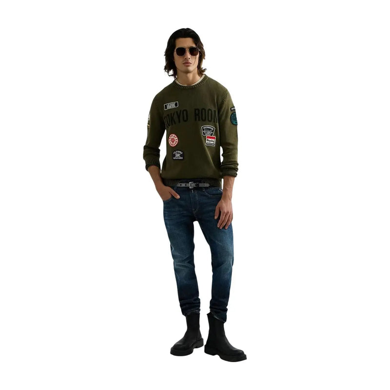 Pull en coton Replay pour homme, vert olive, orné de plusieurs écussons et d'un texte brodé, vue de face