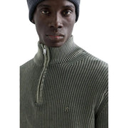 Pull Replay en coton vert olive pour homme, avec demi-zip côtelé et logo brodé sur la poitrine, vue de face