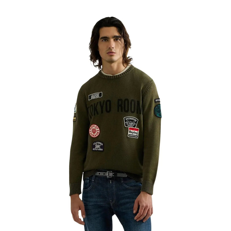Pull en coton Replay pour homme, en maille vert olive avec écussons brodés et inscription noire, vue de face