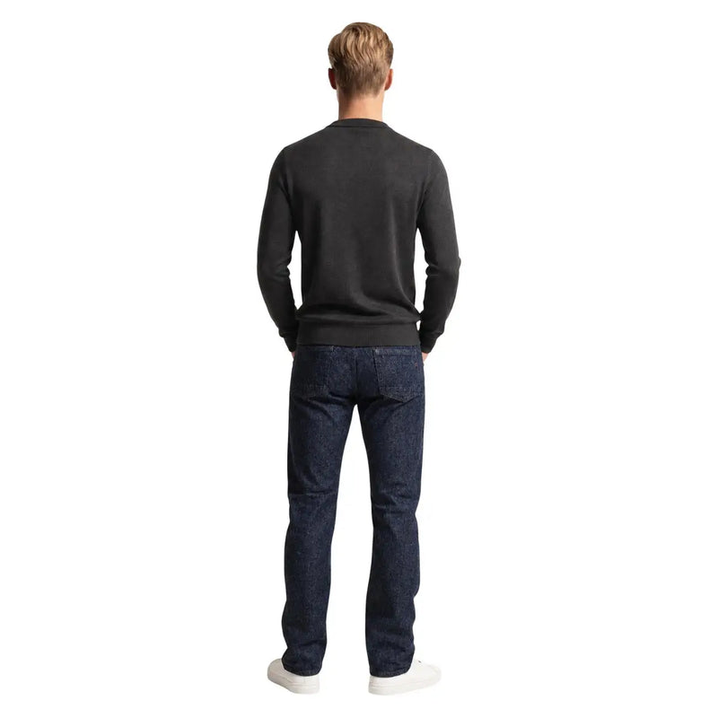 Pull à manches longues et col rond noir pour homme de la marque Replay Jeans, porté avec un jean brut, vue de face