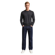 Jean Replay pour homme bleu marine, coupe droite, porté par le mannequin avec un pull ras du cou gris foncé