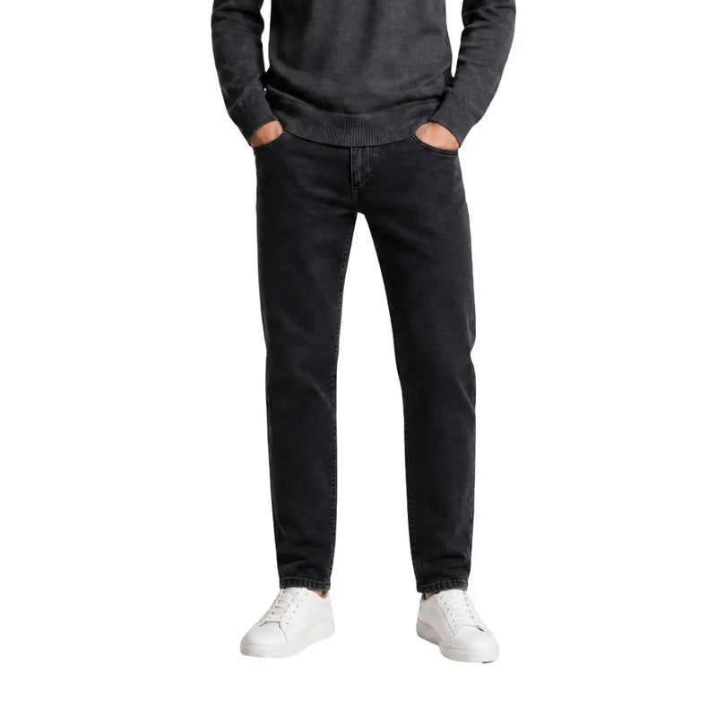 Jean Replay coupe slim pour homme en denim noir avec délavage subtil aux genoux, vue de face