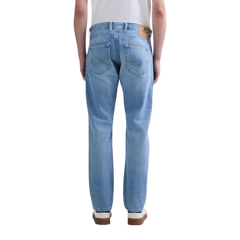 Jean Grover de Replay Jeans pour homme, en denim clair avec étiquette de marque en cuir marron au dos.