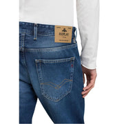 Jean Replay MA972 pour homme en denim bleu avec étiquette de marque en cuir beige et surpiqûres dorées, vue de dos