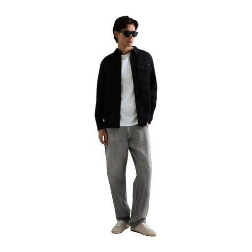 Chemise en denim de coton noir pour homme Replay, col rond classique, deux poches poitrine et logo discret de la marque sur la poitrine gauche.