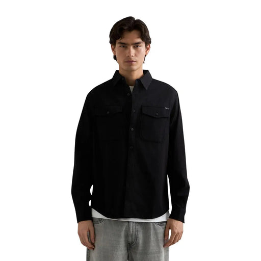 Chemise en denim de coton noir pour homme Replay, manches longues, deux poches poitrine et logo discret de la marque sur la poitrine gauche.