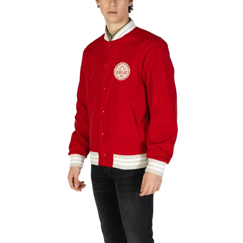 Blazer rouge style universitaire pour homme de la marque Replay, avec bordures blanches, écusson brodé circulaire sur la poitrine gauche et poches zippées sur le devant.