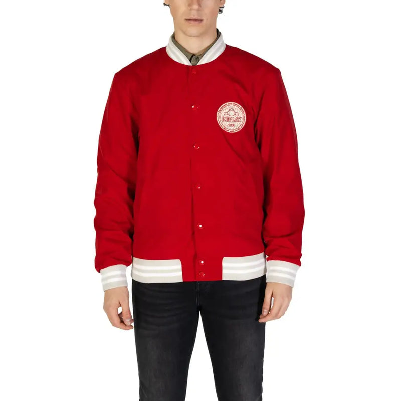 Blazer rouge style universitaire pour homme de la marque Replay, avec bordures blanches et écusson brodé circulaire sur le côté gauche de la poitrine.