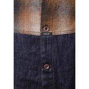 Veste blazer zippée en denim de coton bleu pour homme, style Replay, avec une chemise boutonnée à carreaux bicolores marron et gris.