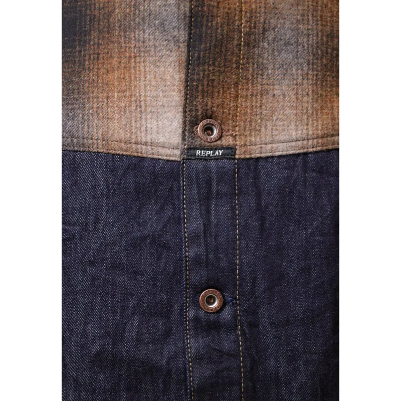 Veste blazer zippée en denim de coton bleu pour homme, style Replay, avec une chemise boutonnée à carreaux bicolores marron et gris.