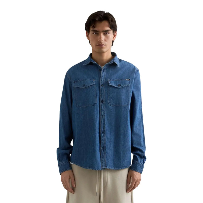 Chemise en denim bleu pour homme Replay, en coton, à manches longues, fermeture boutonnée sur le devant et deux poches poitrine.