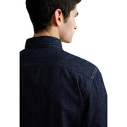 Chemise en denim bleu foncé pour homme Replay, en coton bleu foncé, avec col classique et coutures apparentes, manches longues.